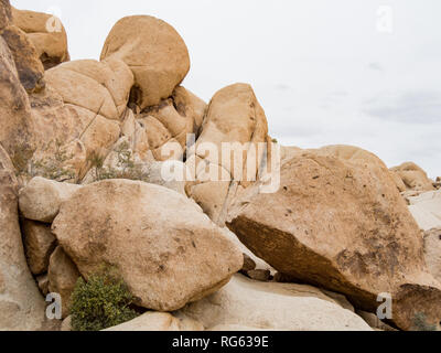 D'énormes rochers dans le parc national de Joshua Tree à la California, United States Banque D'Images