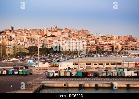 Cagliari vu depuis le pont d'un navire amarré dans le port. Banque D'Images