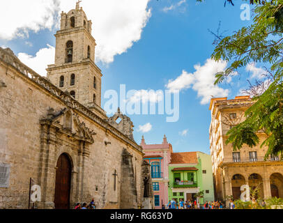 La place San Francisco avec clocher de la cathédrale et de vieux bâtiments, centre de la Vieille Havane, Cuba Banque D'Images