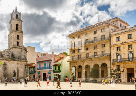 La place San Francisco avec clocher de la cathédrale et de vieux bâtiments, centre de la Vieille Havane, Cuba Banque D'Images