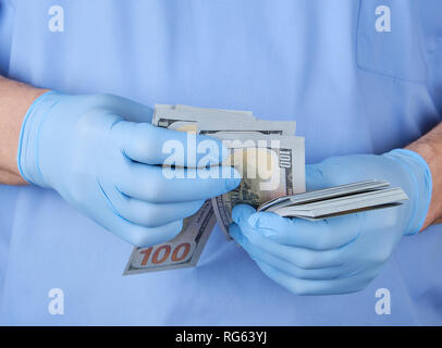 Médecin en uniforme bleu et argent, gants raconte le concept de donner prendre pour des services médicaux Banque D'Images