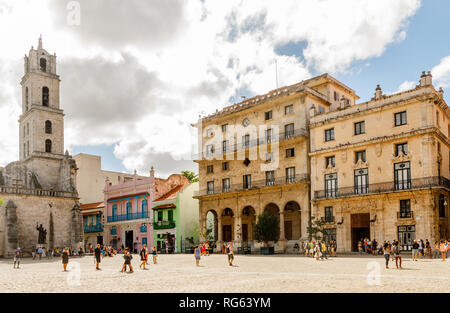 La place San Francisco avec clocher de la cathédrale et de vieux bâtiments, centre de la Vieille Havane, Cuba Banque D'Images