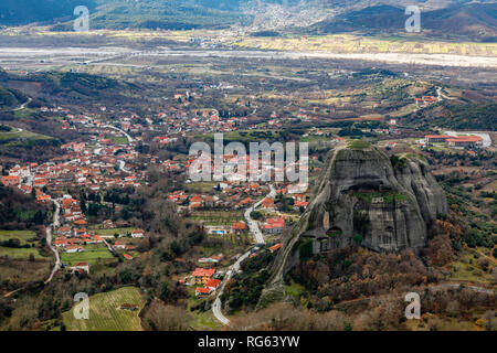 Kastraki village panorama grec dans la vallée entre les rochers escarpés et les montagnes en arrière-plan, Kastraki, Trinkala, Thessalie, Grèce Banque D'Images