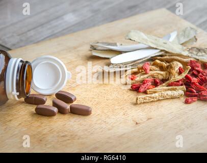 Utiliser des médicaments ou d'herbes chinoises Banque D'Images