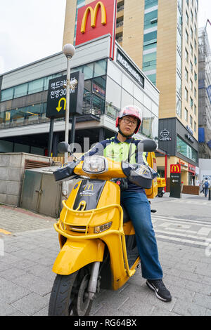 Séoul, Corée du Sud - circa 2017 MAI : McDonalds livraison à Seoul. McDonald's est un hamburger américain et restauration rapide de la chaîne. Banque D'Images