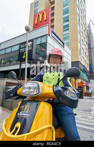 Séoul, Corée du Sud - circa 2017 MAI : McDonalds livraison à Seoul. McDonald's est un hamburger américain et restauration rapide de la chaîne. Banque D'Images