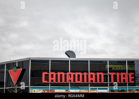 Montréal, Canada - le 9 novembre 2018 : le logo de Canadian Tire en face de l'un de leurs magasins à Montréal, Québec. Canadian Tire est un revendeur de matériel, Banque D'Images