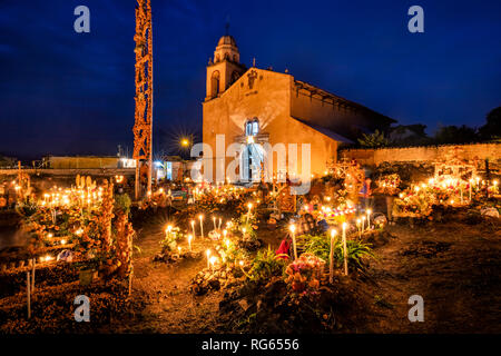 Cimetière et l'église le Jour des morts dans Arocutin, Michoacan, Mexique. Banque D'Images