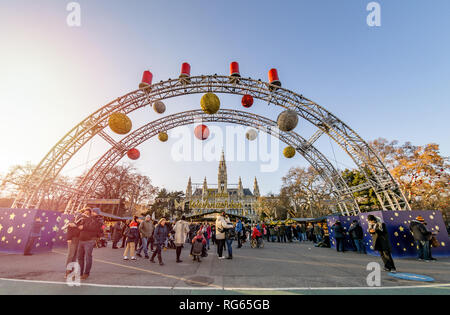 Vienne, Autriche - le 26 décembre 2018. Le marché de Noël en face de l'hôtel de ville (Rathaus), les personnes bénéficiant de l'beau temps à Noël Banque D'Images