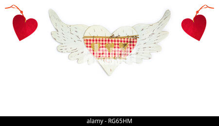 Coeur rouge et blanc angel wings isolé sur blanc, copie espace concept Valentines Day Banque D'Images