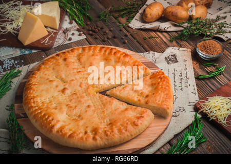 Tarte aux pommes faite maison et du fromage. Concept de cuisson traditionnelle, couleurs chaudes, table de cuisine en bois avec des ingrédients Banque D'Images