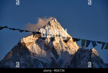 L'Ama Dablam s'élève au-dessus de la vallée du Khumbu, Népal, région de l'Everest Banque D'Images