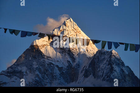 L'Ama Dablam s'élève au-dessus de la vallée du Khumbu, Népal, région de l'Everest Banque D'Images