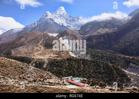 L'Ama Dablam s'élève au-dessus de la vallée du Khumbu, Népal, région de l'Everest Banque D'Images