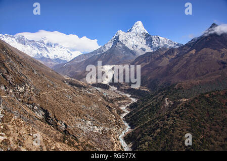 L'Ama Dablam s'élève au-dessus de la vallée du Khumbu, Népal, région de l'Everest Banque D'Images