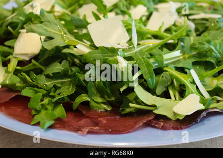 Assiette de bresaola parmesan et roquette Banque D'Images