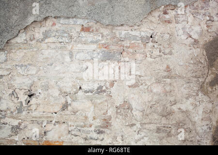 Ancienne cité médiévale du plâtre et mur de brique dans l'ombre Banque D'Images