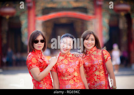 Trois asian woman wearing tradition chinoise vêtements dans la rue yaowarat Bangkok Thaïlande Banque D'Images