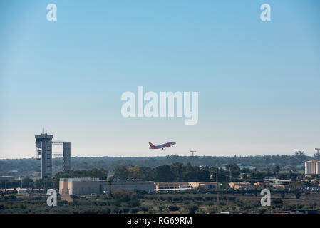 Statistiques passagers d'un avion décollant de l'aéroport, Alicante/Elche, Costa Blanca, Espagne, Europe Banque D'Images