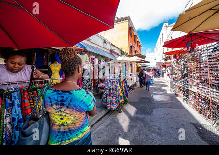 Marché de rue pour chiffons en Barbade Banque D'Images