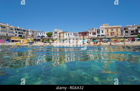 CALELLA DE PALAFRUGELL, ESPAGNE - 06/21/2018 : les vacances d'été à El Canadell plage, mer Méditerranée, Catalogne, Costa Brava, vu à partir de la surface de l'eau Banque D'Images