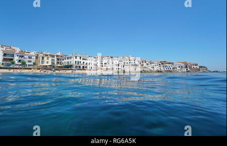 Espagne Calella de Palafrugell village méditerranéen typique, Catalogne, Costa Brava, vu de la surface de la mer Banque D'Images