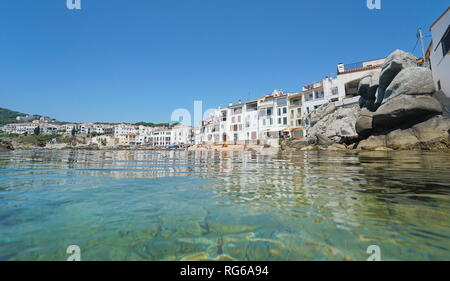 Espagne Calella de Palafrugell, ville côtière de la mer Méditerranée, vu à partir de la surface de l'eau, Catalogne, Costa Brava Banque D'Images