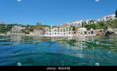 Espagne Calella de Palafrugell littoral en été, mer Méditerranée, vu à partir de la surface de l'eau, El Port Pelegri, Catalogne, Costa Brava Banque D'Images