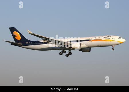 Amsterdam, Pays-Bas - 14 septembre 2016 : Jet Airways Airbus A330-300 d'avion à l'aéroport d'Amsterdam-Schiphol (AMS) aux Pays-Bas. Dans le monde d'utilisation | Banque D'Images