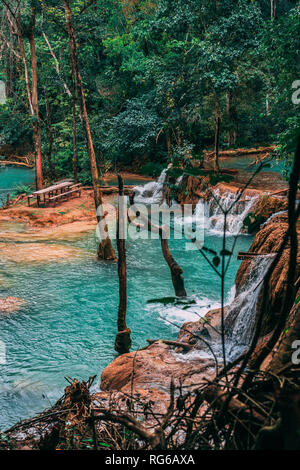 Superbe Cascade de Tad Sae à l'extérieur de Luang Prabang. Joyau caché au Laos. Pas populaires et moins bondés. Plus connu par la population locale. Banque D'Images