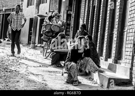 Katmandou, Népal - 5 novembre, 2015 : Népalais se sont assis le long d'une rue dans le centre de Katmandou. Banque D'Images