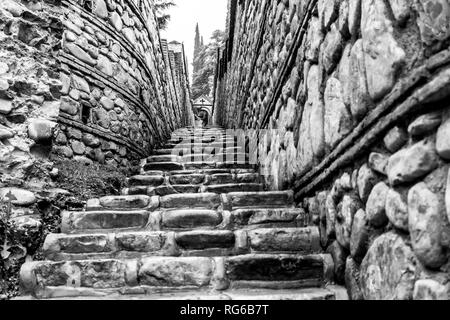 Escaliers en pierre et l'arche de pierre après la pluie. Le monastère de Saint Nino à Bodbe, Géorgie Banque D'Images
