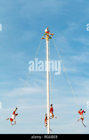 Puerto Vallarta, jalisco/ Mexique; Dance of the Flyers, ou Danza de los Voladores, qui est censé être originaire du Nahu Banque D'Images