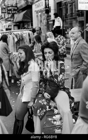 années 1970 adolescentes jeunes femmes fumant des cigarettes à la mode. 70s mode Street Market Beauchamp place Fair, Street party Londres juin 1971 Royaume-Uni HOMER SYKES Banque D'Images