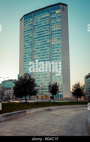 MILAN, ITALIE - CIRCA JANVIER 2018 : gratte-ciel Pirelli à Piazza Duca D'Aosta, sur le dessus il y a l'Jannacci belvédère. La ville n'est en aucun Banque D'Images