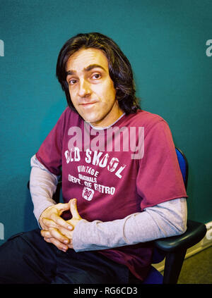 Andrew Collins, auteur anglais et diffuseur photographié à la BBC 6 music studios,27 octobre 2003, Londres, Angleterre, Royaume-Uni. Banque D'Images