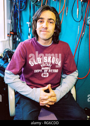 Andrew Collins, auteur anglais et diffuseur photographié à la BBC 6 music studios,27 octobre 2003, Londres, Angleterre, Royaume-Uni. Banque D'Images