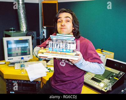 Andrew Collins, auteur anglais et diffuseur photographié à la BBC 6 music studios,27 octobre 2003, Londres, Angleterre, Royaume-Uni. Banque D'Images