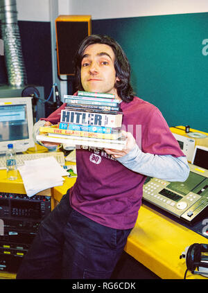 Andrew Collins, auteur anglais et diffuseur photographié à la BBC 6 music studios,27 octobre 2003, Londres, Angleterre, Royaume-Uni. Banque D'Images