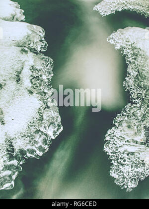 Petite montagne gelés cascade. Détail de glaçons arrondies avec de nombreuses réflexions. Banque D'Images