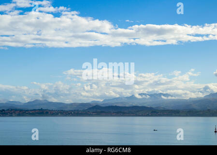 Vue sur baie de Santander, à monts Cantabriques, novembre Banque D'Images