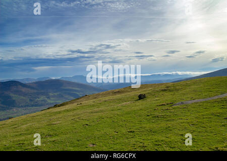 Cantabrie, vue du chemin de randonnée au Monte Cilda sur collines Banque D'Images