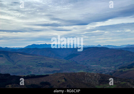 Cantabrie, vue du chemin de randonnée au Monte Cilda sur collines vers Picos de Europa Banque D'Images