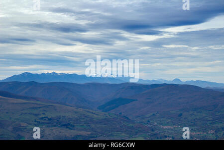 Cantabrie, vue du chemin de randonnée au Monte Cilda sur collines vers Picos de Europa, Banque D'Images