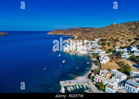Vue aérienne du village de Katapola, Amorgos island, Cyclades, Mer Égée, Grèce Banque D'Images