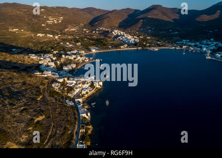 Vue aérienne du village de Katapola, Amorgos island, Cyclades, Mer Égée, Grèce Banque D'Images