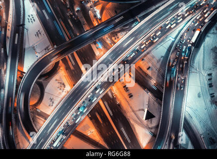 Vue aérienne de route dans la ville moderne la nuit en hiver. Vue de dessus de la circulation en jonction autoroutière à l'allumage. Route surélevée et d'échanges du vo Banque D'Images