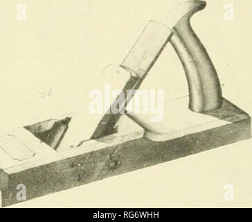 . Bulletin - United States National Museum. La science ^  11. f) .» •^ J v/v.^/. Figure 59.-^1857 : l'ajout de pièces métalliques pour les zones critiques d'usure tel que suggéré par M. B. Tidey s'altérer radicalement la conception du banc avion. (Lavis de Bureau des brevets des États-Unis, le 24 mars. 1857, Record Group 241, le National .Archives.) Smithsonian Institution (accession 319326). Aujourd'hui en tant que groupe, ils confirmer "l'excellente qualité de remarquable . . À la fois le fer et l'acier" qui caractérise la fabrication d'outils de pointe de l'Amérique dans la seconde moitié du xixe siècle."^ c'est l'avion, Banque D'Images