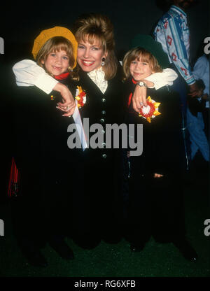 HOLLYWOOD, CA - le 28 novembre : L'actrice Ashley Olsen, vedette de la télévision Leeza Gibbons et actrice Mary-Kate Olsen assister à la 62e parade de Noël Hollywood annuel le 28 novembre 1993 à KTLA Studios à Hollywood, Californie. Photo de Barry King/Alamy Stock Photo Banque D'Images