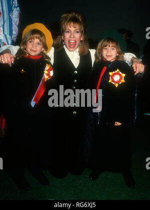 HOLLYWOOD, CA - le 28 novembre : L'actrice Ashley Olsen, vedette de la télévision Leeza Gibbons et actrice Mary-Kate Olsen assister à la 62e parade de Noël Hollywood annuel le 28 novembre 1993 à KTLA Studios à Hollywood, Californie. Photo de Barry King/Alamy Stock Photo Banque D'Images